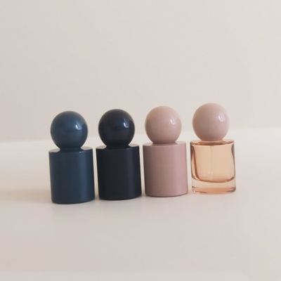 Flaconi di profumo di lusso in vetro personalizzati da 30ml e 50ml  Bottiglia di vetro con nebulizzatore o pompa per siero Tappo a sfera rotondo per prodotto siero